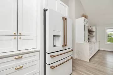 Geschlossener Kühlschrank in einer hellen Küche